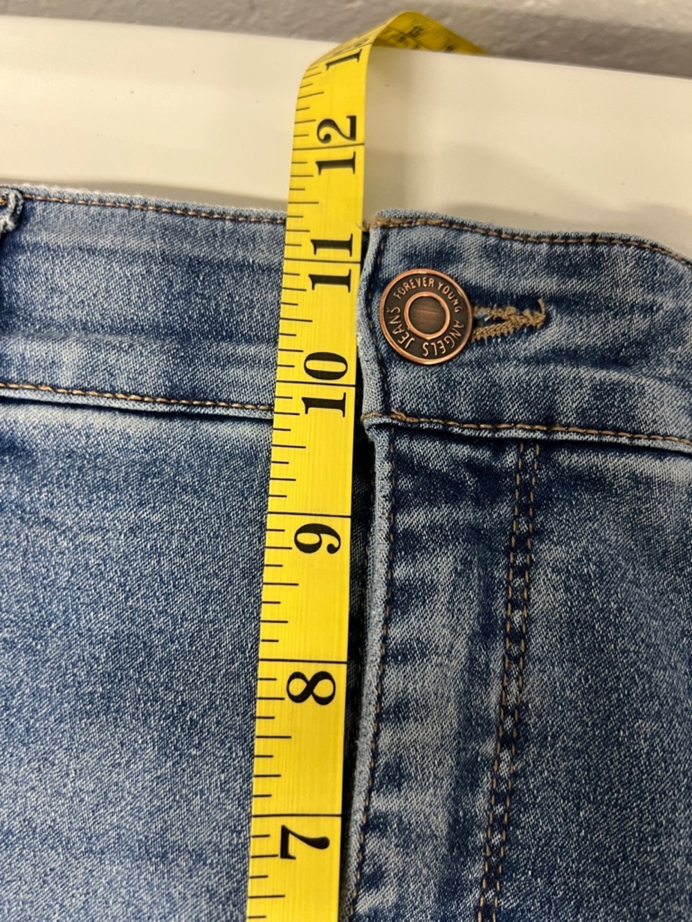 Light Wash Women's Skinny Jeans - Comfortable Stretch - Picture 5 of 7